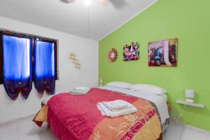 1 dormitorio con 1 cama con 2 toallas en Home Holidays Pintadera 2, en Bosa