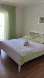 um quarto com uma cama com duas toalhas em More em Vodice