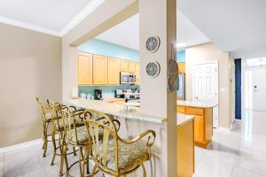 cocina con barra con sillas y barra en Legacy I 805, en Gulfport