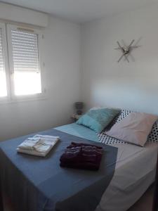 ein Bett mit zwei Handtüchern darauf in einem Schlafzimmer in der Unterkunft APPARTEMENT CANET EN ROUSSILLON in Canet-en-Roussillon