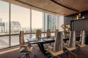 una sala de conferencias con mesa y sillas en Jumeirah Emirates Towers Dubai, en Dubái