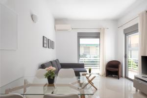 Un lugar para sentarse en Varkiza Seaside Apartment