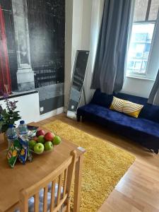 una sala de estar con una mesa con un bol de fruta. en Charming 1-Bed Apartment in London, en Londres