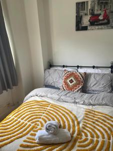 Una cama con dos toallas encima. en Charming 1-Bed Apartment in London, en Londres