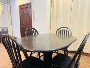 einen Tisch und Stühle mit einem Tisch und einer Tür in der Unterkunft Luxe and Family-friendly 2BHK in Islamabad