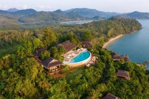 ein Luftblick auf ein Resort mit Pool und Strand in der Unterkunft Six Senses Yao Noi in Ko Yao Noi