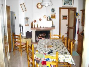 Castel di Ieri的住宿－4 bedrooms apartement with furnished terrace and wifi at Castel di Ieri，一间带桌椅和壁炉的用餐室
