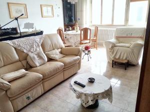 Castel di Ieri的住宿－4 bedrooms apartement with furnished terrace and wifi at Castel di Ieri，带沙发和咖啡桌的客厅