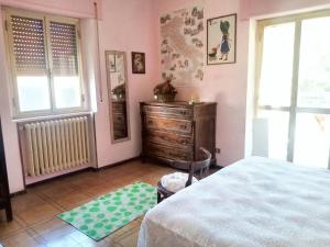 Voodi või voodid majutusasutuse 4 bedrooms apartement with furnished terrace and wifi at Castel di Ieri toas
