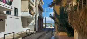 eine Gasse zwischen zwei Gebäuden in einer Straße in der Unterkunft Momenti Felici 2 in Artemida