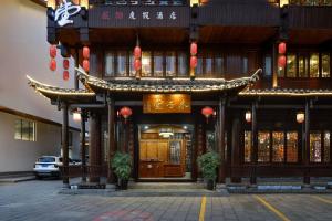 Lee's Boutique Resort في تشانغجياجيه: مبنى مكتوب عليه صيني