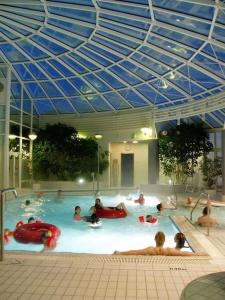 een groep mensen in een zwembad bij Spacious & luxurious family home w hot & cold tub & sauna in Reykjavík