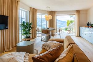ein Wohnzimmer mit einem Sofa und einem großen Fenster in der Unterkunft apart33 - Alpendorf in Salzburg in St. Johann im Pongau