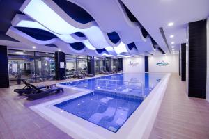 una gran piscina en un edificio en Grand Hotel & Convention Center Karaman, en Karaman