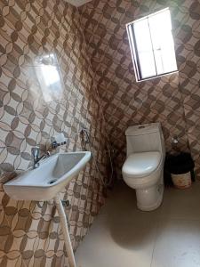 uma casa de banho com um lavatório e um WC em HILLSCAPE em Cherrapunji