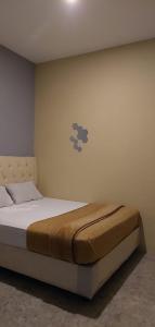 1 dormitorio con 1 cama con un cartel de nubes en la pared en Deluxe Suite And Room, en Sidoarjo