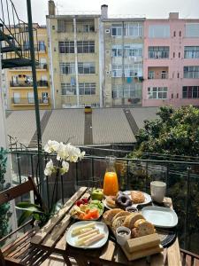 uma bandeja de comida numa mesa numa varanda em Spacious Room without window em Lisboa