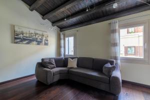 - un salon avec un canapé et une fenêtre dans l'établissement Ca' Balin - Chioggia, à Chioggia