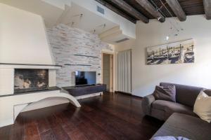 - un salon avec un canapé et une cheminée dans l'établissement Ca' Balin - Chioggia, à Chioggia