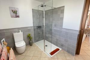 bagno con doccia in vetro e servizi igienici di Casa Azahar luxury two bedroom top floor apartment ad Alhaurín el Grande