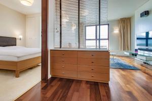 ein Schlafzimmer mit einem Bett und einem großen Fenster in der Unterkunft VacationClub–Sea Towers Apartament 73 in Gdynia