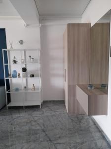a room with a shelf and a cabinet with vases at Apartament Palma 2 Stefan Resort in Mamaia Sat/Năvodari