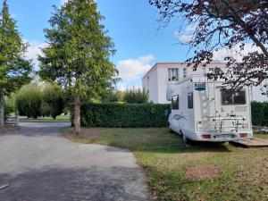 un camper parcheggiato di fronte a una casa di Camping-car calme et confortable a Carentoir