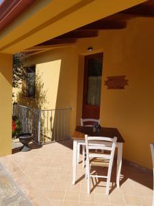 a patio with a table and chairs on a house at Bisu La Casa dei Sogni IUN R8622 in Capitana +11 photos