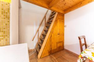 uma escada de madeira num quarto com uma cama em Casa Musio em Cagliari