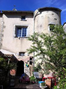 um edifício com uma torre de relógio em frente em Maison d'artistes jolie et atypique em Vivonne