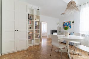 a white dining room with a white table and chairs at Bright apartment-2Bedrooms 1Bathroom-Delicias in Madrid