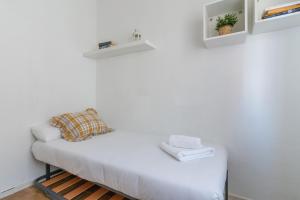 a white couch in a room with white walls at Bright apartment-2Bedrooms 1Bathroom-Delicias in Madrid