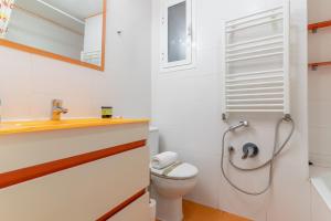 Kylpyhuone majoituspaikassa Bright apartment-2Bedrooms 1Bathroom-Delicias