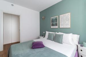 een slaapkamer met een groot bed met blauwe muren bij Design suite con terrazza in via Masera 6 in Milaan
