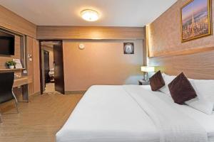 Postel nebo postele na pokoji v ubytování Trans World Hotel
