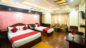 Habitación de hotel con 2 camas y sofá en Samsara Boutique Hotel, en Katmandú