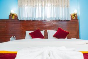Hotel The Billabong Garden Pokhara 객실 침대