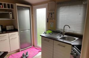Kuchyň nebo kuchyňský kout v ubytování Spacious & welcoming 6th Berth Caravan California Cliffs Holiday Park, Norfolk Coast