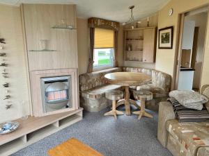 Kuchyň nebo kuchyňský kout v ubytování Spacious & welcoming 6th Berth Caravan California Cliffs Holiday Park, Norfolk Coast