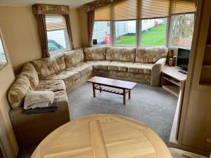 Posezení v ubytování Spacious & welcoming 6th Berth Caravan California Cliffs Holiday Park, Norfolk Coast