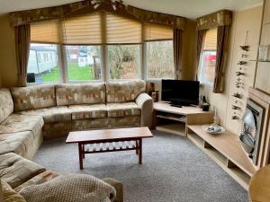 TV a/nebo společenská místnost v ubytování Spacious & welcoming 6th Berth Caravan California Cliffs Holiday Park, Norfolk Coast