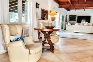a living room with a table and chairs at Villa Seldwyla in Port d’Andratx