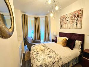 ein Schlafzimmer mit einem Bett, einem Spiegel und einem Stuhl in der Unterkunft Sensational Stay @Belfast #1 in Belfast