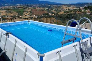 a plunge pool with a view of the mountains at Casa MiDa, vista panoramica sulla Maiella in Castelfrentano