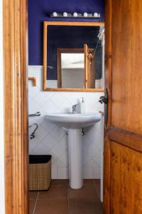 une salle de bain avec un lavabo et un miroir dans l'établissement Loft/Attic, Sea Views, Private Terrace, à Cadix