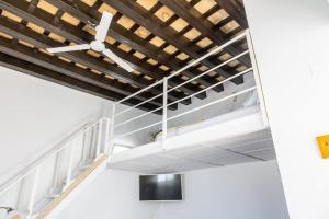 - un escalier dans un bâtiment doté d'un plafond en bois dans l'établissement Loft/Attic, Sea Views, Private Terrace, à Cadix