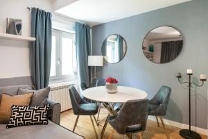 a living room with a table and chairs and a mirror at Cardilli Trastevere in Rome