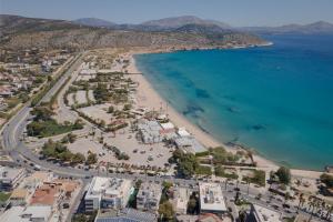 una vista aérea de la playa y del océano en Varkiza Seaside Apartment, en Vari