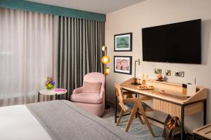 Habitación de hotel con cama, escritorio y silla en The Green en Dublín