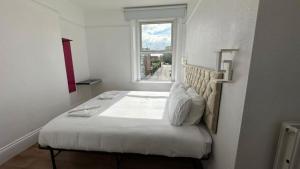 Llit o llits en una habitació de Very Spacious 9 Bedroom House-Garden-Parking for 6